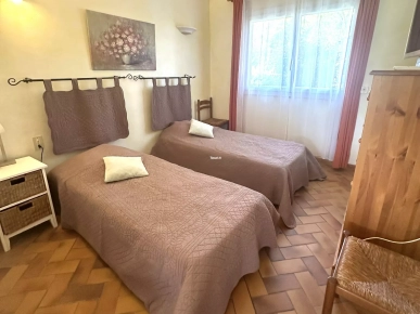 Appartement de type T3 situé au Rez-de-chaussée d'une Villa avec