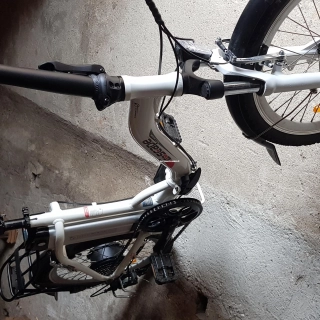 Vélo pliant à assistance électrique. Vélo pliant à assistance électrique.