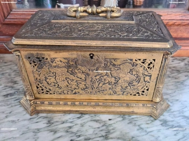 Rare et exceptionnel coffret a bijoux signé .en bronze Rare et exceptionnel coffret a bijoux signé .en bronze