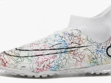 Chaussures de foot blancs très bon état Chaussures de foot blancs très bon état