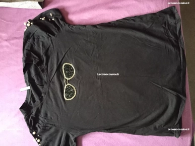 Tee-shirt noir avec motifs. Tee-shirt noir avec motifs.