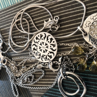 4 Colliers ( Agatha et Fossil ) 20€ chaque 4 Colliers ( Agatha et Fossil ) 20€ chaque