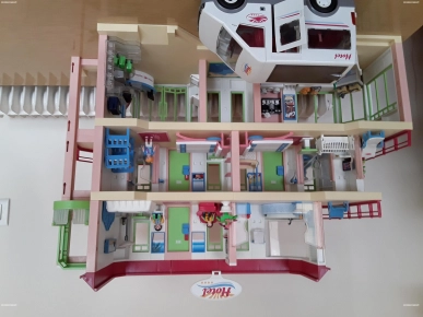 Hotel 3 étages de Playmobil  et camion hôtel Playmobil