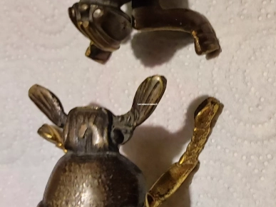 Deux insectes en bronze doré et marron Deux insectes en bronze doré et marron