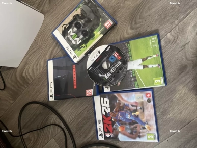 PS5 à vendre en excellent état, avec deux manettes et cinq jeux.