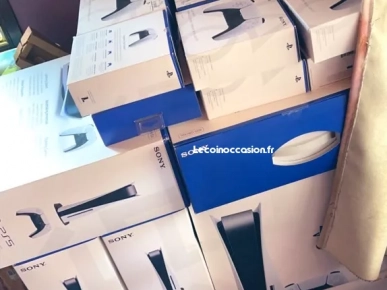 PS5 STANDARD Avec deux manettes et un CD FIFA23 PS5 STANDARD Avec deux manettes et un CD FIFA23