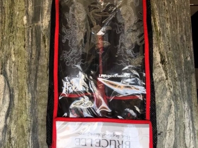 Protège-jambe Bruce Lee Dragon Deluxe noir/rouge - Taille S/M Protège-jambe Bruce Lee Dragon Deluxe noir/rouge - Taille S/M