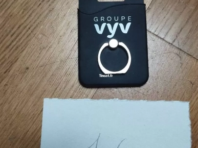 porte carte ( bancaire , bus, etc )  sur le téléphone porte carte ( bancaire , bus, etc )  sur le téléphone