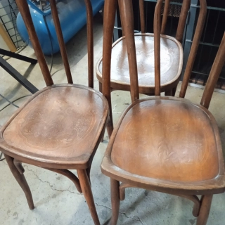 Vend 3 chaises de bar ancienne  bois Vend 3 chaises de bar ancienne  bois