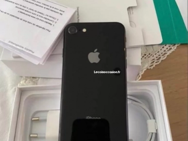 iPhone 8 (black) avec boîte et accessoires iPhone 8 (black) avec boîte et accessoires