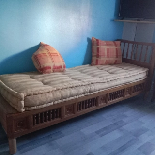 A vendre banquette avec matelas en laine A vendre banquette avec matelas en laine
