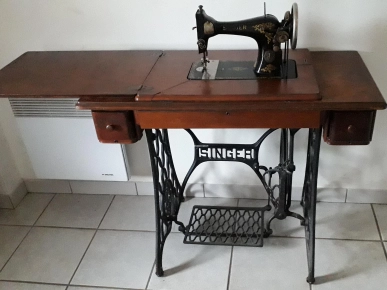 meuble avec machine à coudre Singer