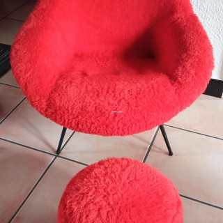 Fauteuil, pouf et petite table basse