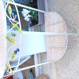 Petite desserte console vintage en rotin et métal leger Petite desserte console vintage en rotin et métal leger