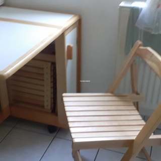 Table pliante + 4 chaises pliantes en pin Table pliante + 4 chaises pliantes en pin