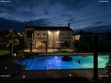 Maison calme avec piscine chauffée et grand jardin Maison calme avec piscine chauffée et grand jardin