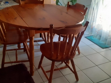 Vente table + 4 chaises en pin