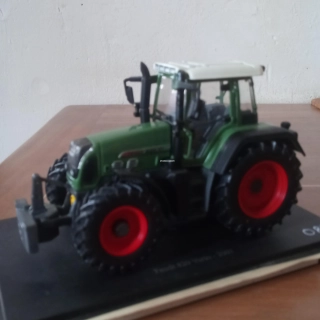Tracteur miniature Universal Hobbies