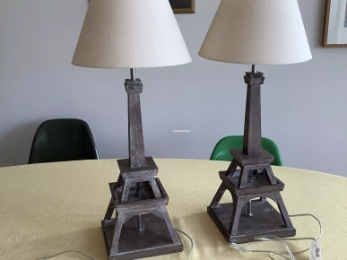 Paire de lampes artisanales Tour Eiffel en bois cérusé