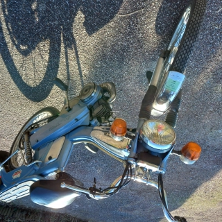 Vends moto bécane bleue(31/07/1959,année 1963,2897kms.Bon état général Vends moto bécane bleue(31/07/1959,année 1963,2897kms.Bon état général