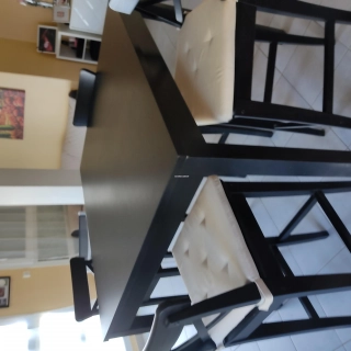 Table haute et chaises hautes Table haute et chaises hautes