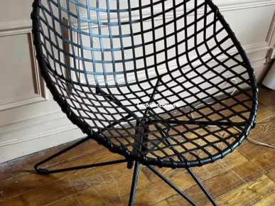 -Une paire de chaises en métal noir -Une paire de chaises en métal noir