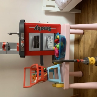 Vends cuisinette accompagnée d’un caddie avec élément de dînettes et fruits et légumes plus aspirateur fonctionnel Vends cuisinette accompagnée d’un caddie avec élément de dînettes et fruits et légumes plus aspirateur fonctionnel