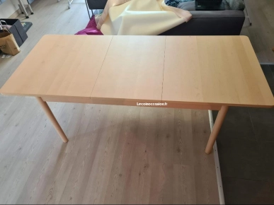 Table en bois clair