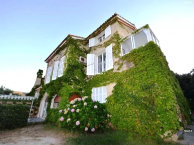 Appartement de type T3 situé au Rez-de-chaussée d'une Villa avec