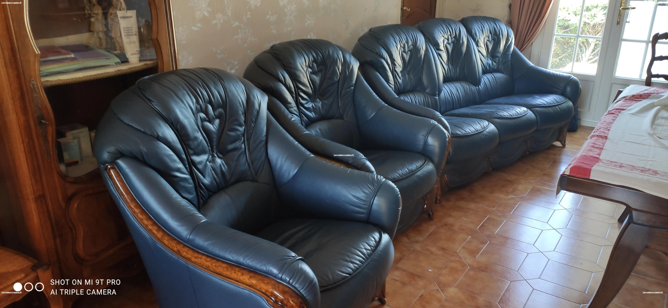 Ensemble canapé trois places et deux fauteuils