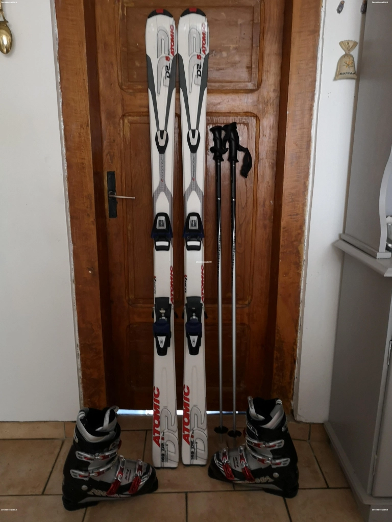 Skis neufs + chaussures neuves + housses