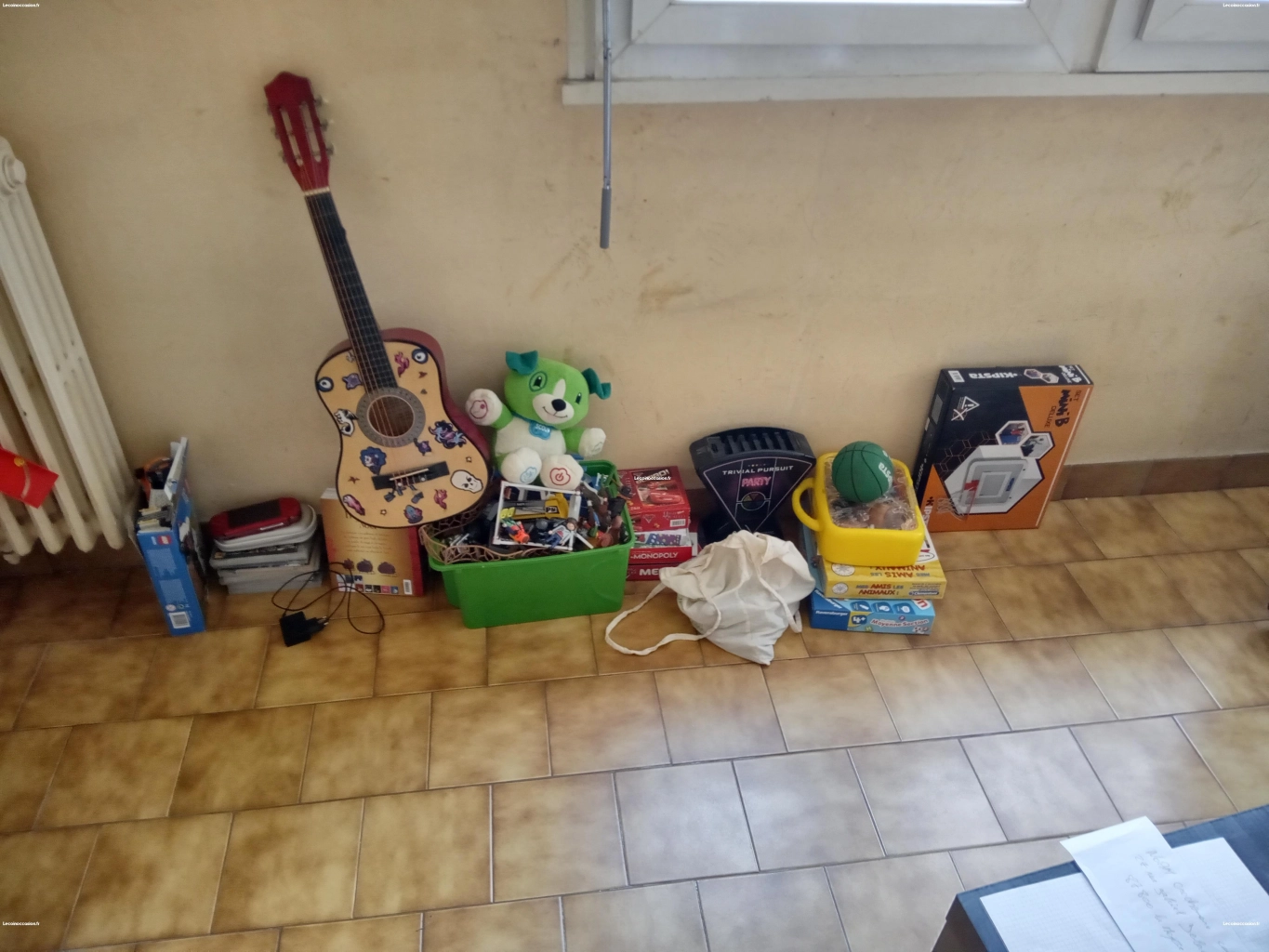 Vend jeux pour enfants Lego Playmobil jeux de société voiture guitard peluche