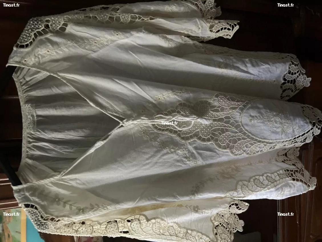 tunique blanche dentelle et broderie. État neuf.