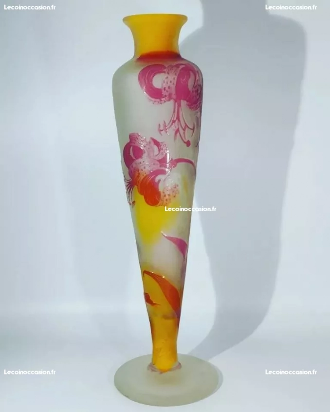 Grand vase balustre Émile Gallé à décor de lys