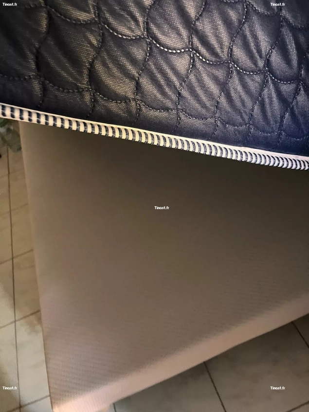 Lit + matelas mémoire de forme 140x190