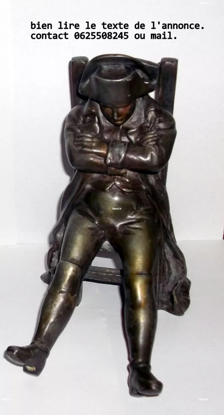 Napoléon assis sur une chaise.