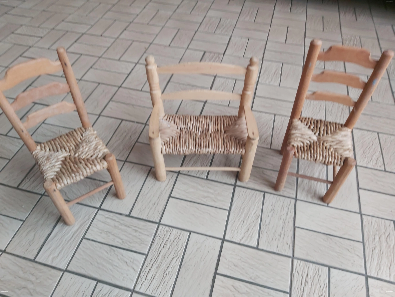 Chaises en bois pour poupée