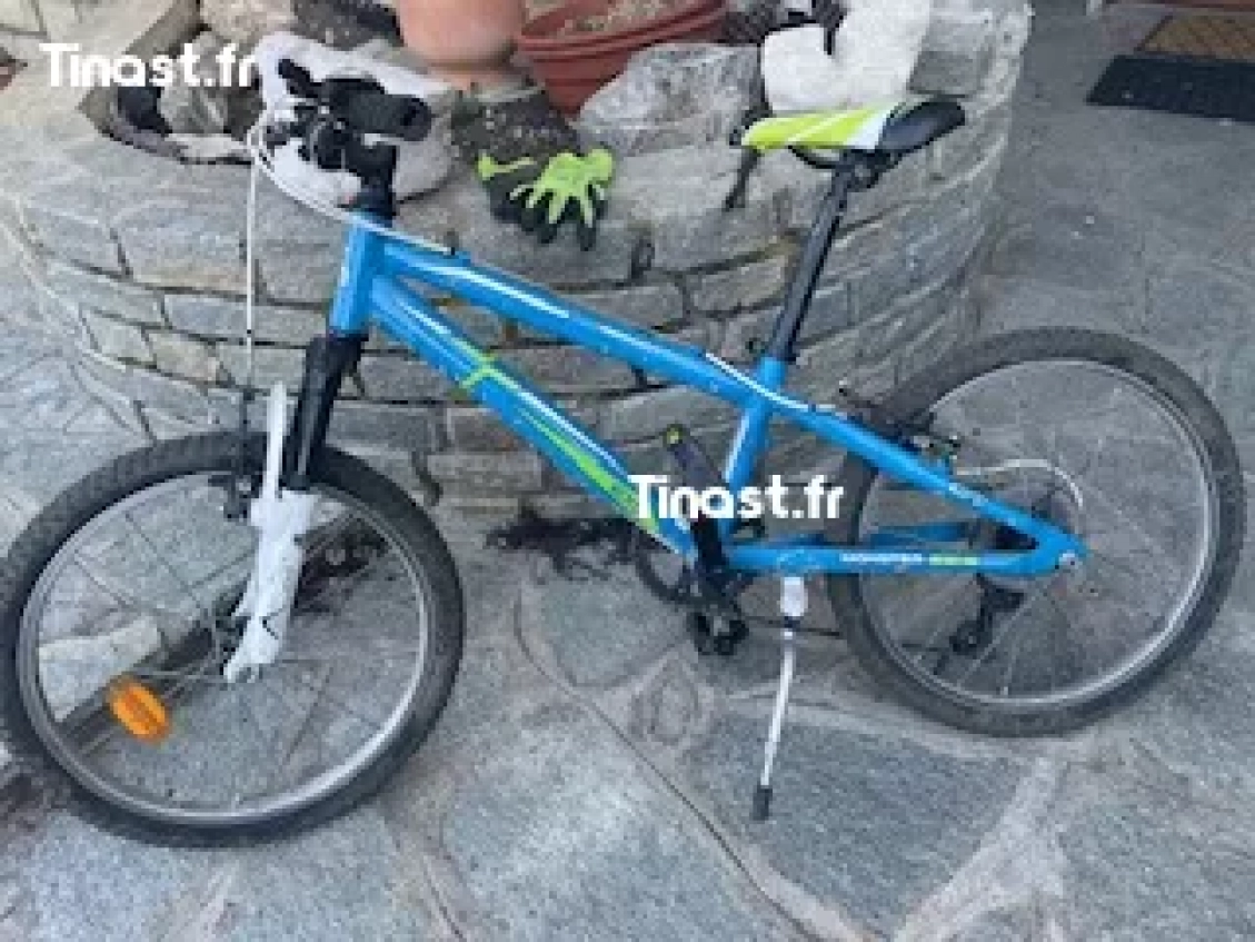 vélo bleu pour enfants de cinq à douze ans