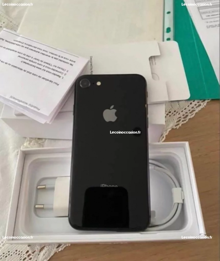 iPhone 8 (black) avec boîte et accessoires