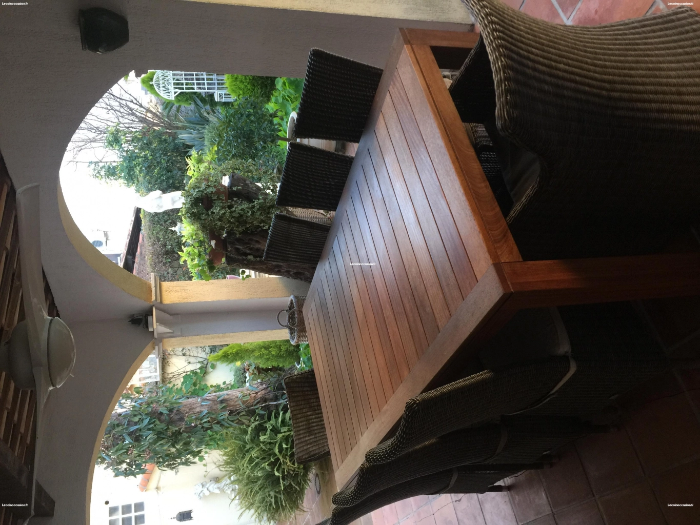 Table de jardin avec chaises et fauteuils