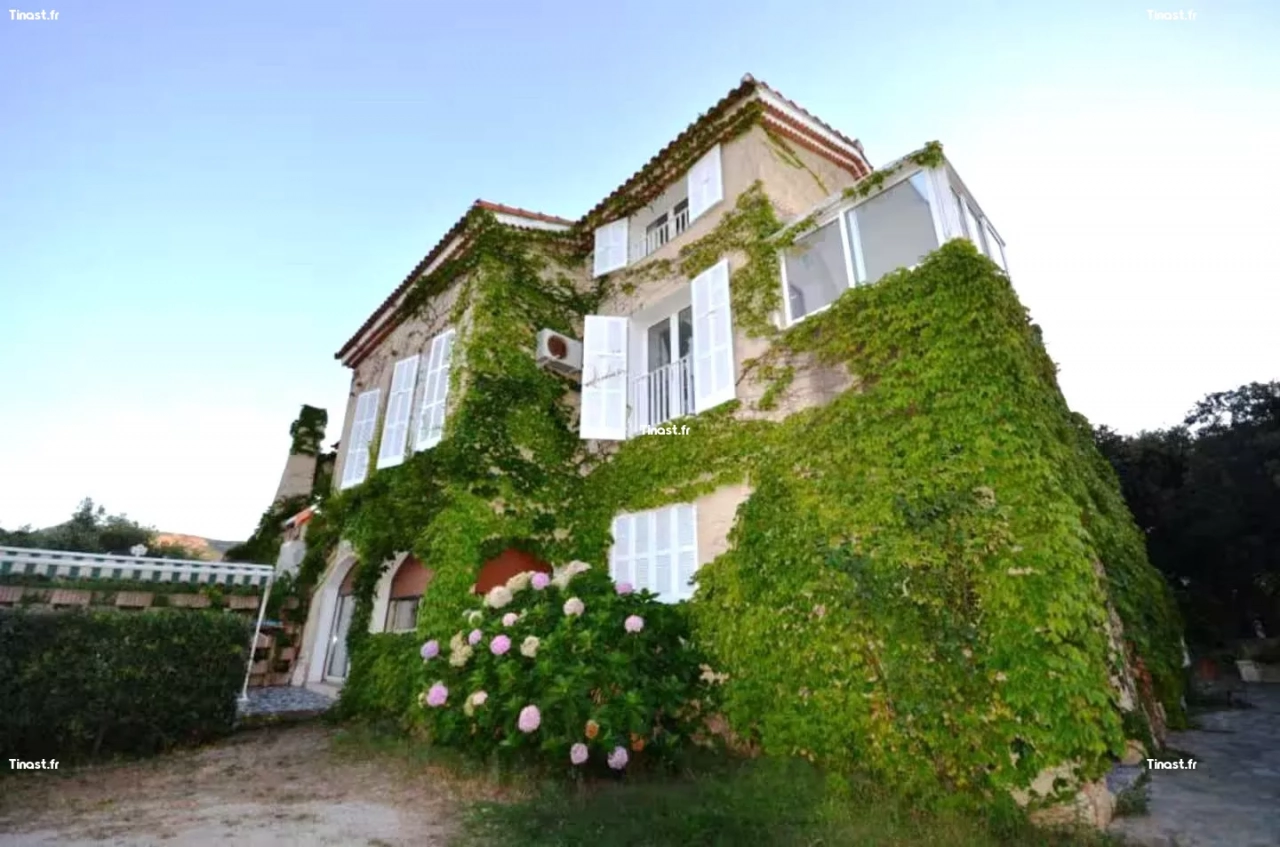 Appartement de type T3 situé au Rez-de-chaussée d'une Villa avec